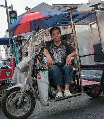 底层男人不努力，基本上都会沦为炮灰