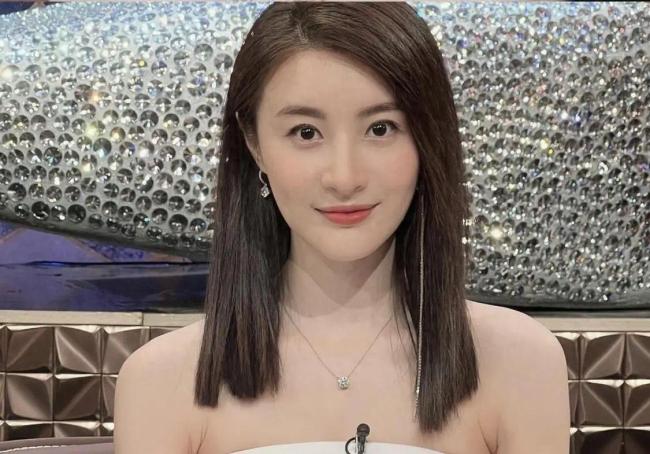 TVB视后出席婚礼大晒傲人身材 与老公同框似父女？